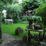 Dollhouse Modern Retreat 度假居